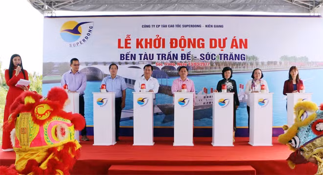 Các đại biểu nhấn nút khổi động dự án Bến tàu cao tốc Sóc Trăng – Côn Đảo.