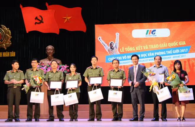 Ban tổ chức trao giải cho các giáo viên xuất sắc có học sinh đoạt giải cao trong cuộc thi.