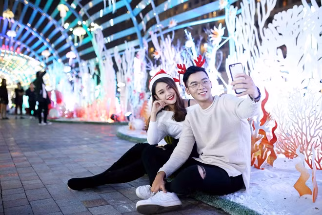 Đón Giáng sinh cùng Thiên thần và nàng Tiên cá tại “Vũ hội đại dương” ở Vincom Mega Mall Times City.