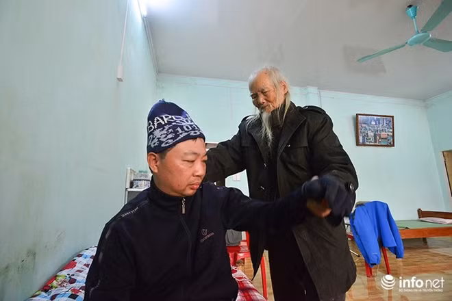 Mỗi người đến đây cụ không chỉ khám chữa bệnh mà còn hỏi han gia cảnh và con cái.