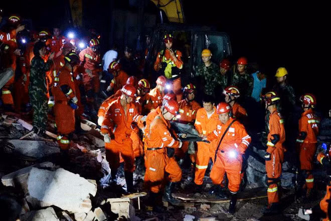 Lực lượng cứu hộ đưa những người mắc kẹt ra ngoài. Ảnh: Reuters