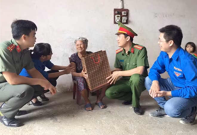 Thiếu tá Vũ Xuân Tuân, Bí thư Đoàn Thanh niên Tổng cục Cảnh sát thăm hỏi và tặng quà cho các gia đình chính sách xã Kim Bình.
