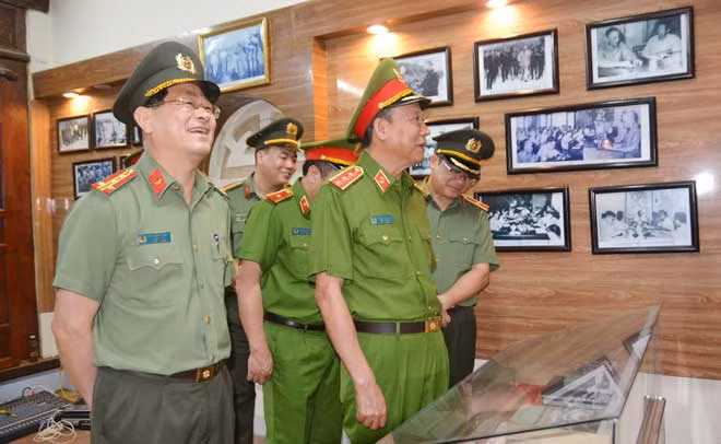 Đồng chí Thượng tướng Lê Quý Vương, Thứ trưởng Bộ Công an cùng các đồng chí trong đoàn tham quan tại nhà tưởng niệm đồng chí Cố bộ trưởng Trần Quốc Hoàn.