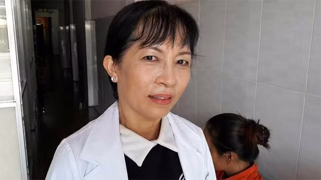 BS Phan Mai Hoa vui mừng khi đỡ đẻ thành công cho mẹ con chị Quyên.