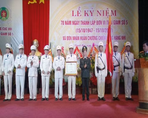 Thừa ủy quyền của Chủ tịch nước, Thứ trưởng Nguyễn Văn Sơn trao HCCC hạng Nhì cho Ban giám thị Trại giam số 5