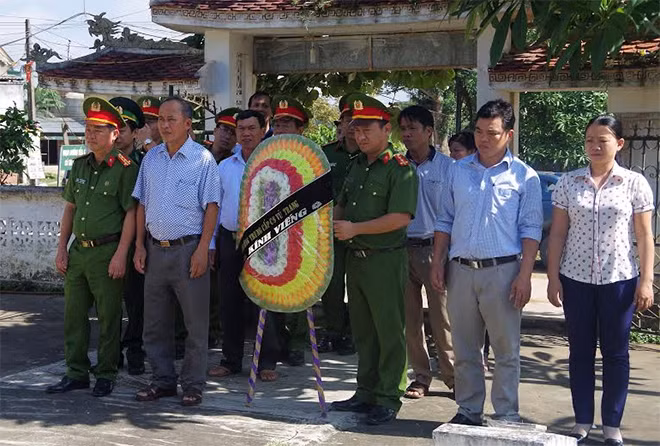 Các đại biểu dâng hoa tại nghĩa trang các Anh hùng liệt sỹ xã Thanh Xuân, huyện Thanh Chương.