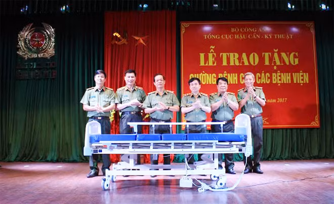 Tổng cục HCKT trao tặng giường bệnh cho các bệnh viện Công an nhân dân. Tổng cục HCKT trao tặng giường bệnh cho các bệnh viện Công an nhân dân.