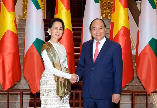 Thủ tướng Nguyễn Xuân Phúc và Cố vấn Nhà nước, Bộ trưởng Bộ Ngoại giao-Bộ trưởng Văn phòng Tổng thống Cộng hòa Liên bang Myanmar Aung San Suu Kyi. Ảnh: VGP/Quang Hiếu