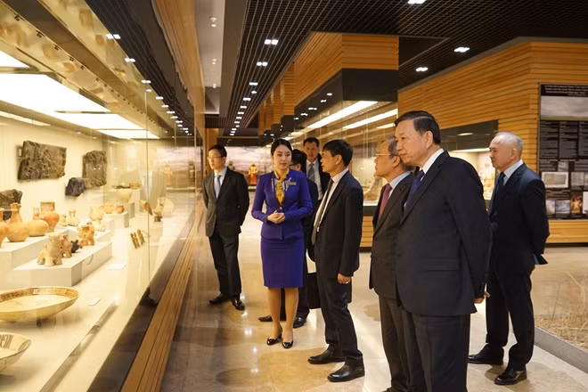 Bộ trưởng Tô Lâm và đoàn đã tham quan bảo tàng quốc gia Kazakhstan