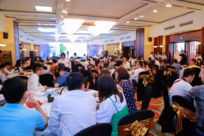 Hàng trăm khách hàng từ khắp các tỉnh thành quan tâm tham dự sự kiện. Hàng trăm khách hàng từ khắp các tỉnh thành quan tâm tham dự sự kiện.
