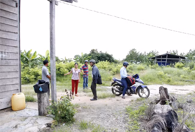 Các hộ dân đang bức xúc tố cáo vụ việc với phóng viên. Các hộ dân đang bức xúc tố cáo vụ việc với phóng viên.