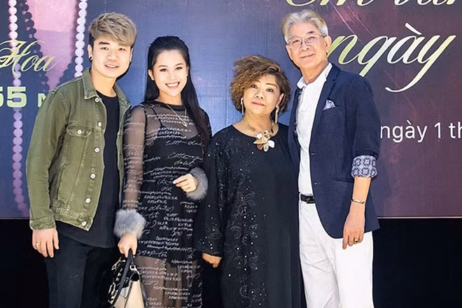 NSND Thanh Hoa và gia đình.