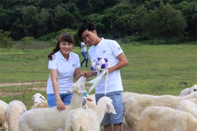 Tạo dáng với cừu non.