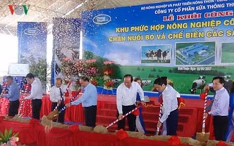 Thủ tướng Chính phủ Nguyễn Xuân Phúc cùng lãnh đạo các Bộ ngành Trung ương và tỉnh Bình Thuận động thổ dự án.