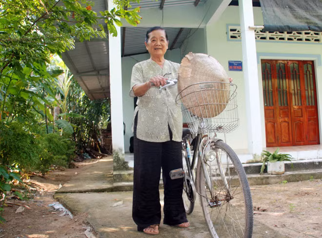 Hằng ngày, bà Bảy Thậm vẫn đạp xe đến các gia đình để thăm hỏi sức khỏe, tìm hiểu tâm tư nguyện vọng của bà con.
