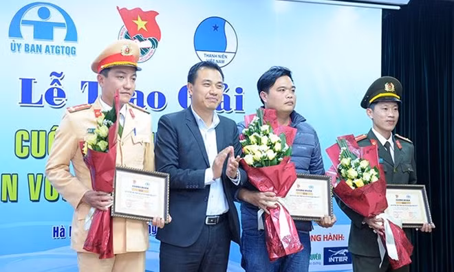 Ban tổ chức chúc mừng các tác giả đoạt giải tại cuộc thi.