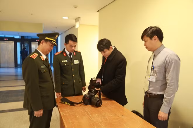 Trung tướng Nguyễn Thanh Hà, Tư lệnh Bộ Tư lệnh Cảnh vệ kiểm tra công tác đảm bảo an ninh, an toàn tại Hội nghị Công an toàn quốc lần thứ 73.