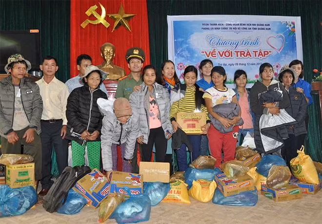Những phần quà tặng đồng bào xã Trà Tập và học sinh Trường Phổ thông dân tộc nội trú Nam Trà My. Những phần quà tặng đồng bào xã Trà Tập và học sinh Trường Phổ thông dân tộc nội trú Nam Trà My.