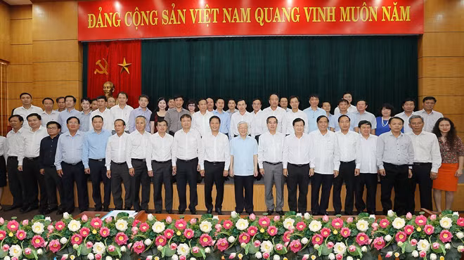 Tổng Bí thư Nguyễn Phú Trọng và các đại biểu với Ban cán sự Đảng và cán bộ chủ chốt Bộ Công Thương. Ảnh : TTXVN