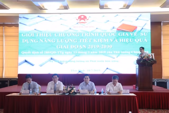 Các diễn giả, đại biểu đã tập trung thảo luận, nêu bật các khó khăn, thách thức về hệ thống điện tại Việt Nam; Lợi ích của việc sử dụng năng lượng hiệu quả, tiết kiệm. Các diễn giả, đại biểu đã tập trung thảo luận, nêu bật các khó khăn, thách thức về hệ thống điện tại Việt Nam; Lợi ích của việc sử dụng năng lượng hiệu quả, tiết kiệm.