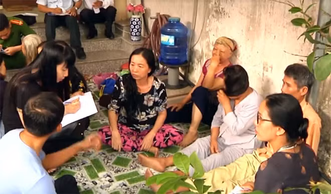 Các bệnh nhân đang nằm, ngồi chữa bệnh ngay trước sân nhà ông Vượng. Các bệnh nhân đang nằm, ngồi chữa bệnh ngay trước sân nhà ông Vượng.