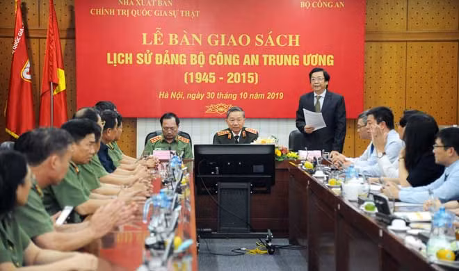 Đồng chí Phạm Chí Thành, Tổng Biên tập NXB Chính trị quốc gia Sự thật phát biểu tại buổi Lễ. Đồng chí Phạm Chí Thành, Tổng Biên tập NXB Chính trị quốc gia Sự thật phát biểu tại buổi Lễ.