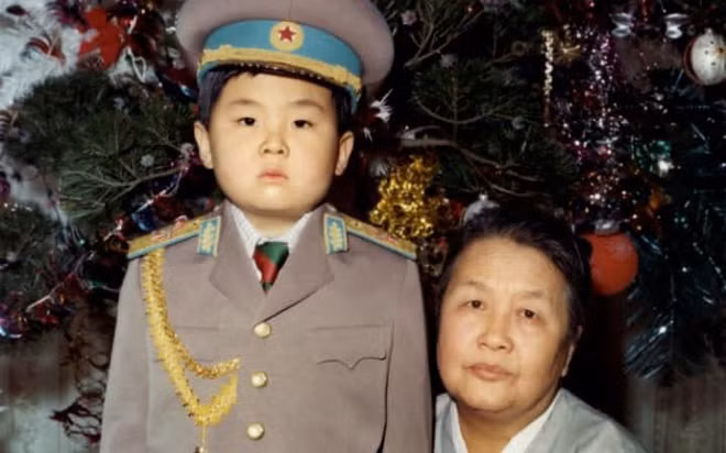 Kim Jong-nam và bà nội, ảnh chụp năm 1975.