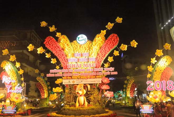 Đường hoa nghệ thuật, nơi thu hút nhiều khách du lịch tham quan khi đến Cần Thơ vào những ngày Tết Nguyên đán.