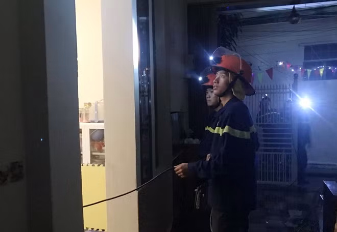 CBCS chữa cháy tại số nhà K381/27 đường Phan Châu Trinh sau đêm giao thừa.