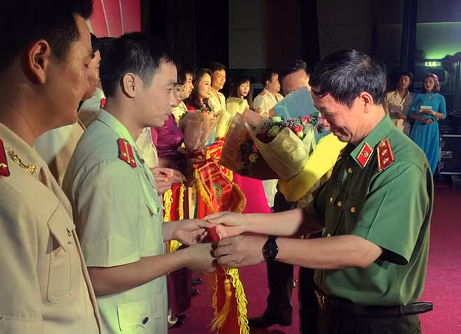 Trung tướng Nguyễn Thanh Hà, Tư lệnh Bộ Tư lệnh Cảnh vệ trao Cờ thi đấu tặng các đơn vị tham gia Hội diễn