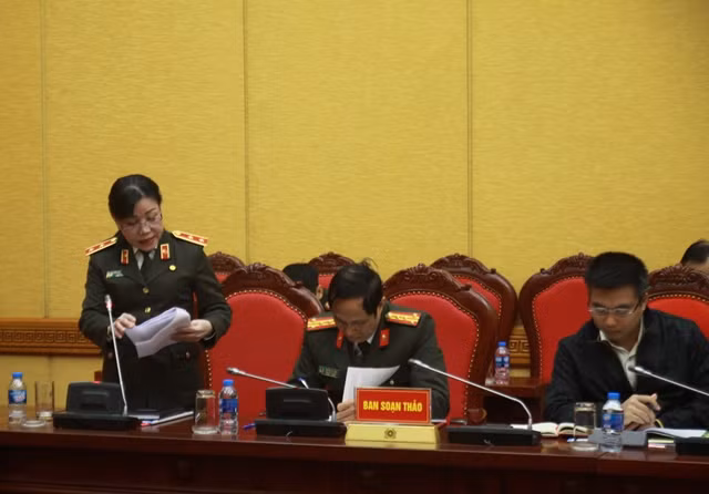 Trung tướng Trần Thị Ngọc Đẹp, Cục trưởng Cục XDPT toàn dân bảo vệ ANTQ công bố quyết đinh thành lập Ban soạn thảo và Tổ biên tập Đề án.