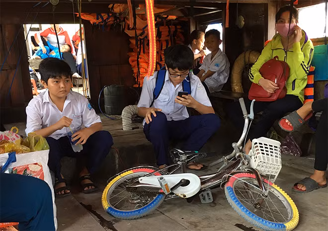 Tranh thủ học bài, thậm chí ngủ nữa là những hình ảnh thường thấy của học sinh trên những chuyến đò đi-về giữa Thạnh An và ấp đảo Thiềng Liềng.