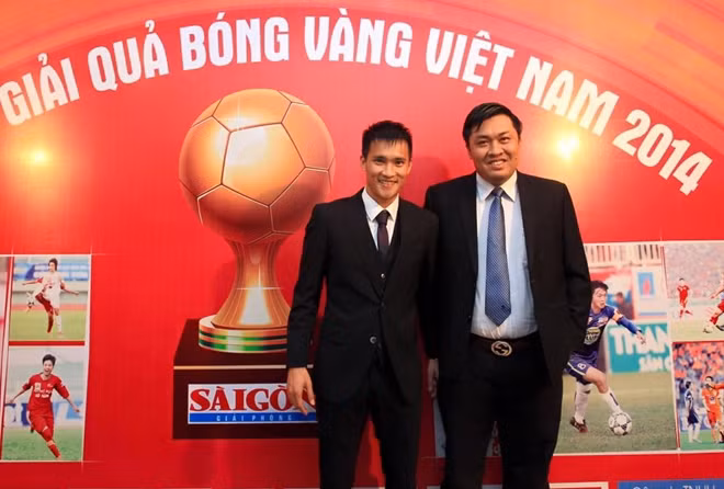 Chủ tịch CLB TP.HCM Lê Công Vinh (trái) và TGĐ VPF Cao Văn Chóng.