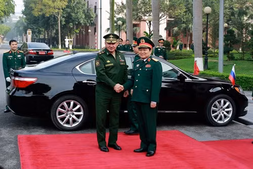 Bộ trưởng Ngô Xuân Lịch đón Bộ trưởng Quốc phòng Liên bang Nga, Đại tướng Shoygu Sergey Kuzhugetovich. Bộ trưởng Ngô Xuân Lịch đón Bộ trưởng Quốc phòng Liên bang Nga, Đại tướng Shoygu Sergey Kuzhugetovich.