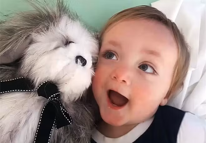 Niềm vui của bệnh nhi khi được nhận quà.