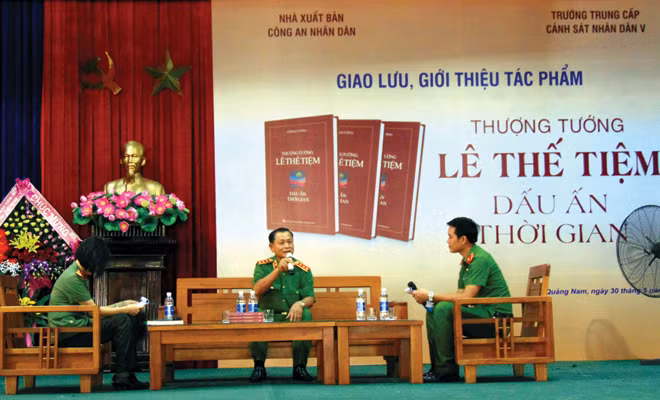 Thượng tướng Lê Thế Tiệm giao lưu giới thiệu sách tại Học viện CSND.