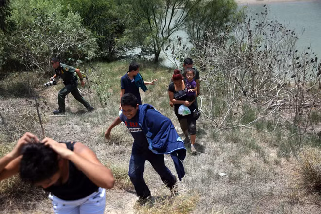 Lính biên phòng Mỹ áp giải người tị nạn El Salvador.