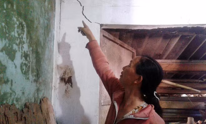 Vách tường phía sau căn nhà của bà Nguyễn Thị Tròn có vết nứt khá to.