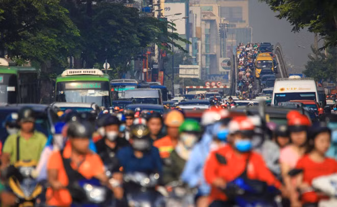 Xe cộ nhích từng chút một trên đường Hoàng Văn Thụ (quận Phú Nhuận) trong bầu không khí mù đặc.