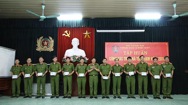 Đại tá Lê Quốc Hữu, Phó Cục trưởng Cục Cảnh sát truy nã tội phạm, Trưởng Ban tổ chức lớp tập huấn trao chứng chỉ cho các học viên.