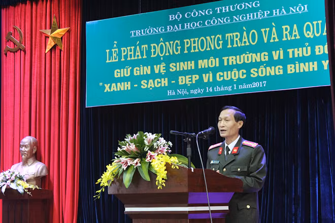 Đại tá Đinh Hữu Tân, Trưởng phòng An ninh Chính trị nội bộ - CATP Hà Nội phát biểu tại Lễ phát động.