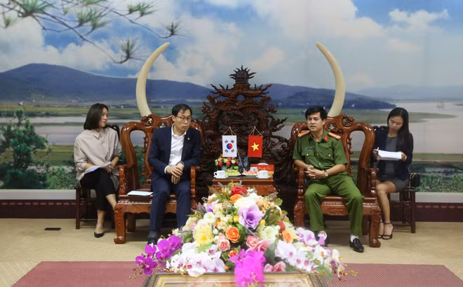 Lãnh đạo Công an tỉnh Nghệ An mong muốn tiếp tục nhận được sự giúp đỡ, phối hợp giữa tỉnh Gyeonggi (Hàn Quốc) với Công an Nghệ An trong thời gian tới. Lãnh đạo Công an tỉnh Nghệ An mong muốn tiếp tục nhận được sự giúp đỡ, phối hợp giữa tỉnh Gyeonggi (Hàn Quốc) với Công an Nghệ An trong thời gian tới.