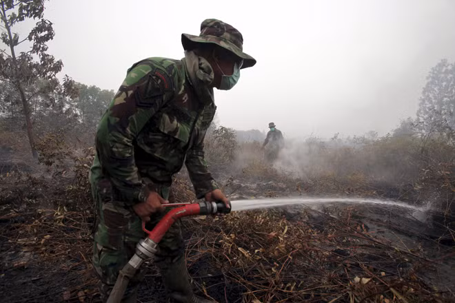 Lính phòng cháy chữa cháy dập tắt các đám cháy.