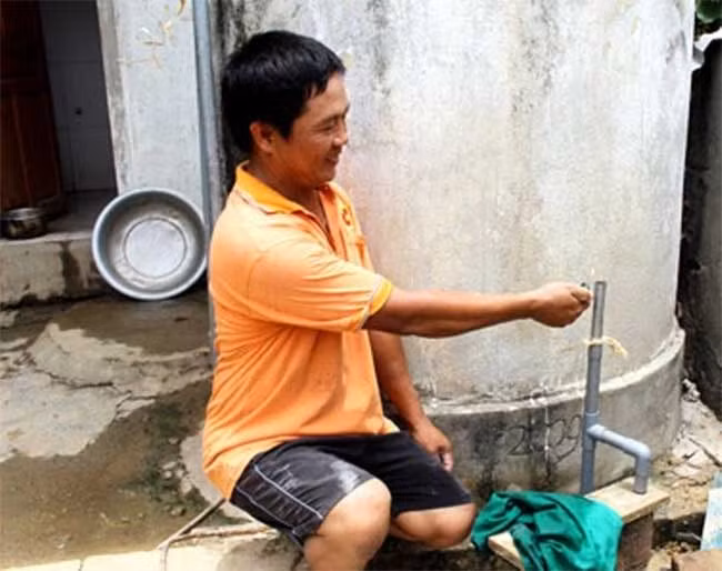 Anh Liêm đang làm “ thí nghiệm” cho người dân xem.