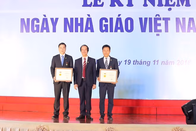 Giám đốc ĐHQGHN trao tặng Kỉ niệm chương cho 2 Thứ trưởng Bộ Lao động, Thương binh & Xã hội Lê Quân và Thứ trưởng Bộ Khoa học và Công nghệ Bùi Thế Duy.