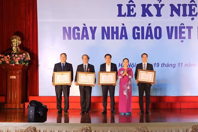 Bà Trần Thị Hà, Thứ trưởng Bộ Nội vụ, Trưởng Ban Thi đua khen thưởng Trung ương trao Huân chương lao động cho các tập thể có thành tích xuất sắc trong đào tạo và nghiên cứu khoa học