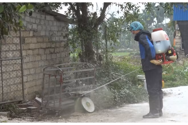 Lực lượng chức năng phun hóa chất khử trùng chống dịch tại huyện Thủy Nguyên