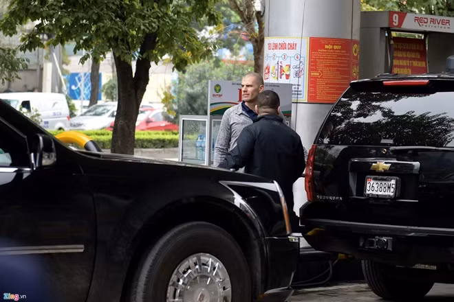 Theo ghi nhận của phóng viên, mỗi xe "Quái thú" đổ 47 lít xăng A95. Nhân viên cây xăng cho biết đại sứ quán Mỹ sẽ trả tiền sau.