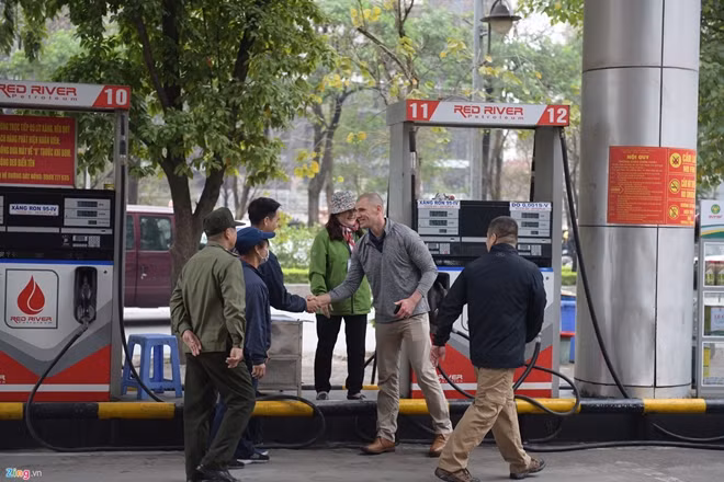 Tài xế đoàn xe bắt tay với nhân viên cây xăng. Các tài xế tỏ ra khá thân thiện, khi phóng viên tiếp cận, các tài xế còn chào hỏi.