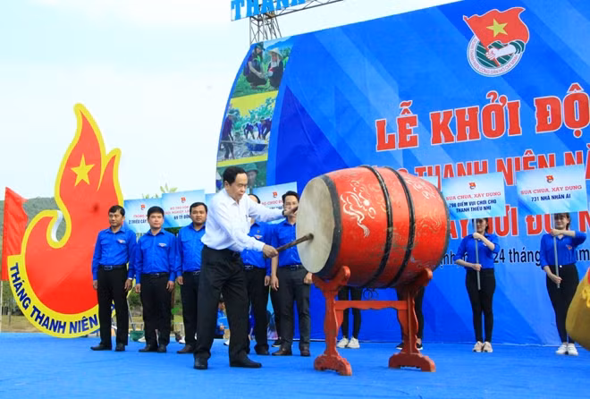 Đồng chí Trần Thanh Mẫn đánh trống phát lệnh hưởng ứng Lễ khởi động Tháng thanh niên 2019.
